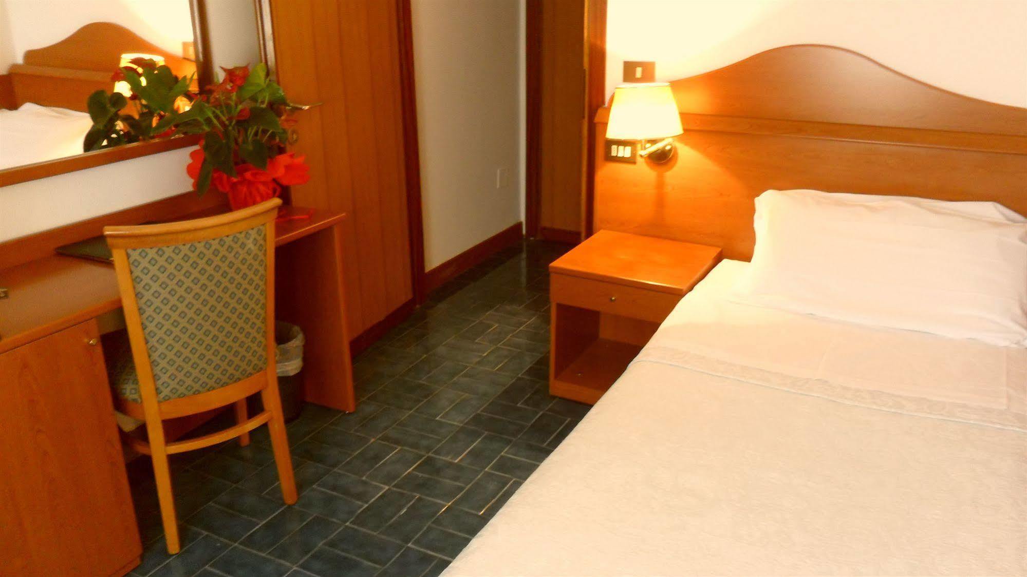 Hotel Florida Пиове ди Сако Екстериор снимка